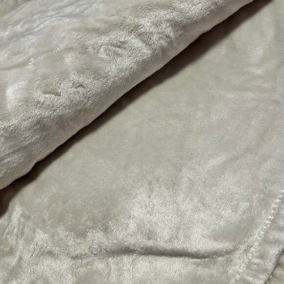 Calvin klein plush throw light - Picture 4 of 7